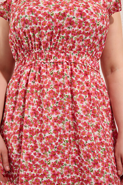 Trendyol Curve Różowa sukienka midi z kwiatowym wzorem bez rękawów w dużych rozmiarach TBBSS25AH00213