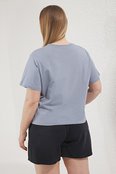 Trendyol Curve Γκρι λαιμόκοψη με κέντημα Crop Top Plus Size