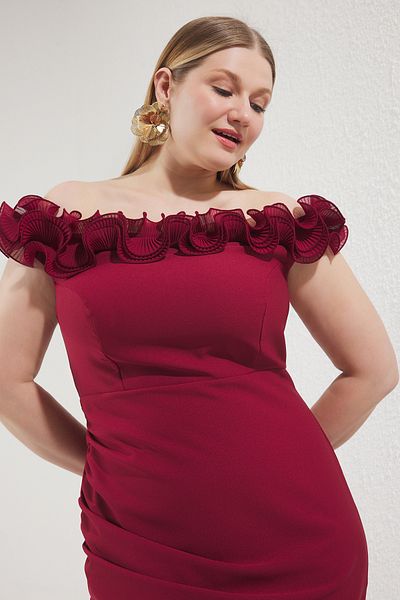 Trendyol Curve Burgunderrotes gewebtes Kleid mit Madonna-Kragen und Rüschen und Schlitz in Übergröße TBBSS25AH00142