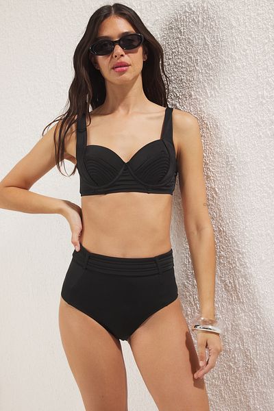 Trendyol Collection Schwarzes, geripptes, reguläres Bikini-Set mit Balkon TBESS25BT00143