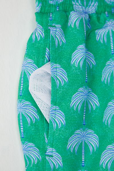 Trendyol Collection Grüne Badeshorts mit Palmenmuster und Print TMNSS25DS00005