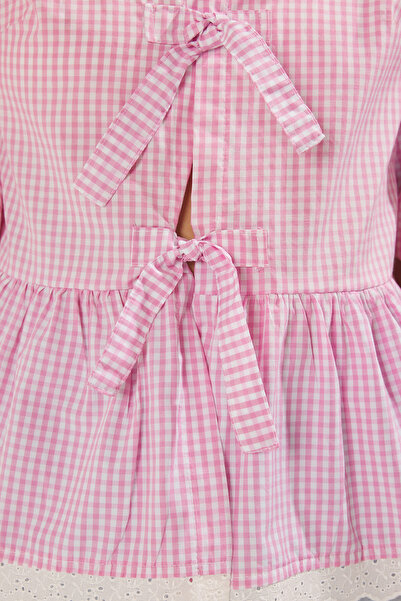 Trendyol Collection Rózsaszín szegélyű csipke és elöl nyakkendő, részletes szőtt ing TWOSS25GO00005