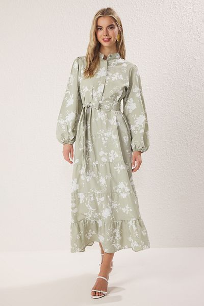 Trendyol Modest Khakifarbenes, gewebtes Popeline-Kleid mit Stehkragen und Blumengürtel TCTSS24EB00153