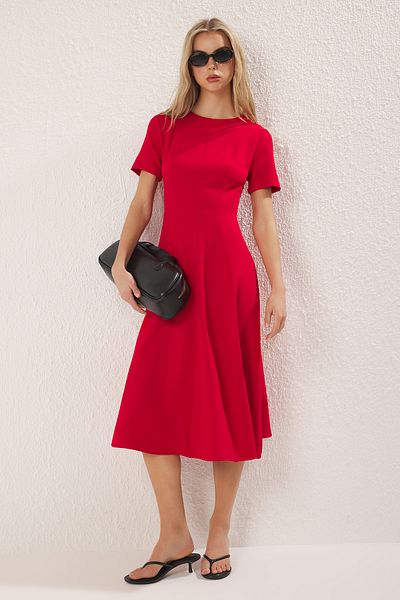 Trendyol Collection Rotes gewebtes Midikleid mit rotem Saum und Öffnung an der Taille TWOSS25EL00790