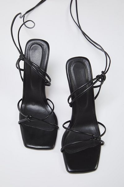 TRENDYOL SHOES Schwarze Damen-Sandalen mit dünnem Absatz und Knöchelriemendetail TAKSS25TO00095