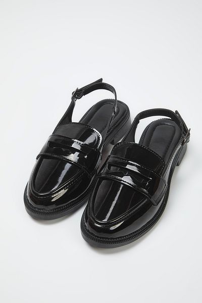 TRENDYOL SHOES Čierna lakovaná dámska mokasínová obuv s otvoreným chrbtom TAKSS25LA00022