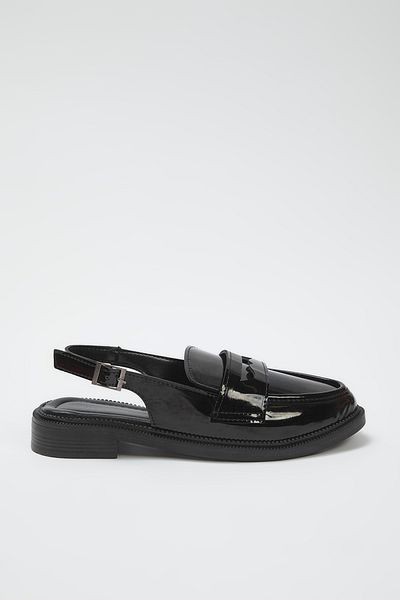 TRENDYOL SHOES Čierna lakovaná dámska mokasínová obuv s otvoreným chrbtom TAKSS25LA00022