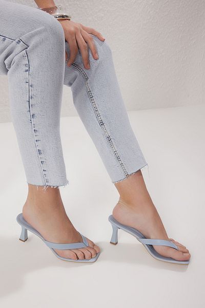 TRENDYOL SHOES Eisblaue Flip-Flops mit quadratischer Zehenpartie für Damen mit dünnem Absatz TAKSS25TO00096