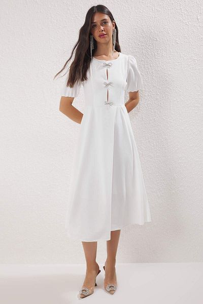 Trendyol Collection Bílé stylové pletené šaty s mašlí A-Line TPRSS25EL00234