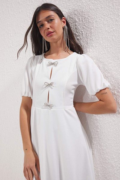Trendyol Collection Bílé stylové pletené šaty s mašlí A-Line TPRSS25EL00234