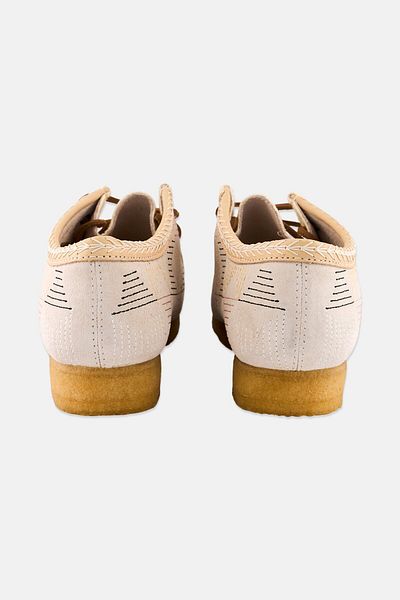 CLARKS حذاء كاجوال برباط ومقاس قياسي للرجال من Wallabee، لون أبيض فاتح