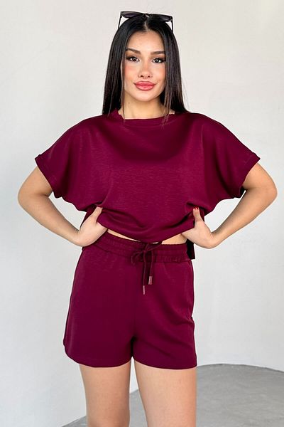 Cappmoda TKM-0021 Tricou cu mânecă în T burgundă, cu decolteu, cu talie elastică, cu șnur, pantaloni scurți cu buzunare Costum din două piese