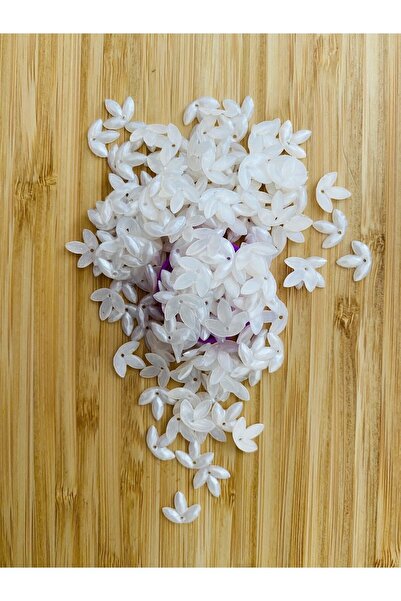 Öztürk Djetelina sa tri lista. Čipka, večernja haljina i ručno vezene plastič...