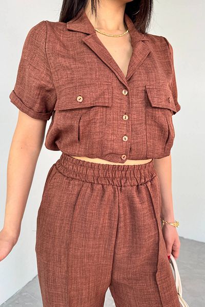 Cappmoda TKM-03687 Καφέ πουκάμισο με δύο τσέπες με κουμπιά Crop παντελόνι με λάστιχο στη μέση Σετ δύο τεμαχίων