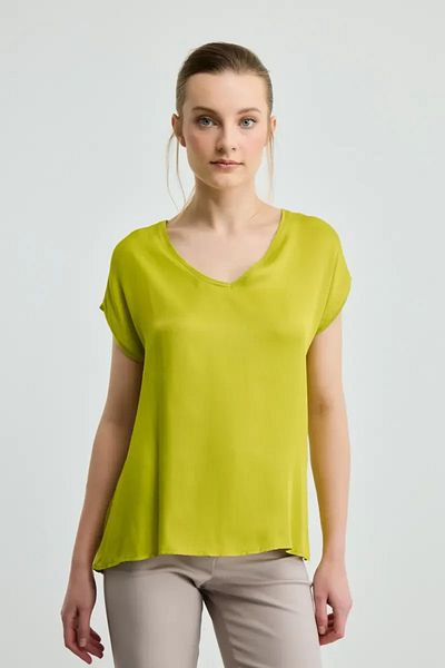 Gusto Tricou din satin cu decolteu în V - verde fistic