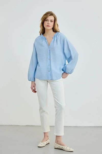 Gusto Bluză din viscoză cu croială relaxată cu guler elastic - albastru