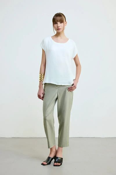 Gusto Tricou din satin cu decolteu rotund de culoare ecru
