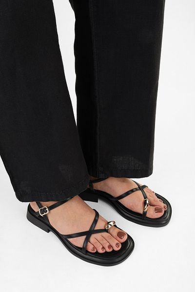 Shoeberry Bianca Schwarze Sandalen mit goldener Schnalle für Damen