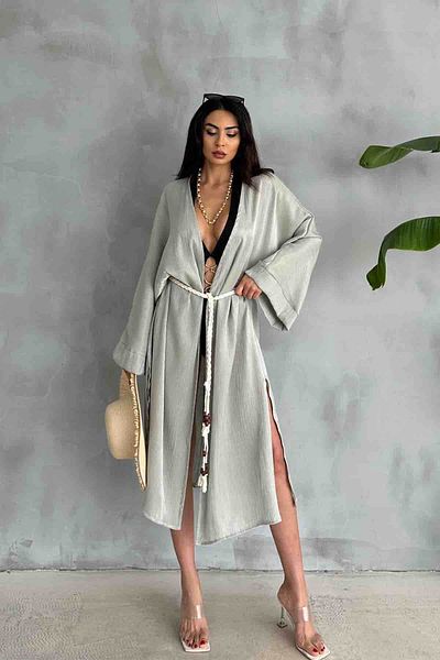 Cappmoda HRK-19102 Μακρύ κιμονό από σατέν ύφασμα πράσινου αποτελέσματος με ζώνη από σχοινί