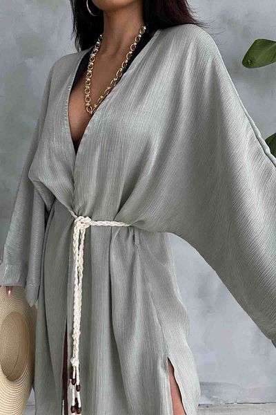 Cappmoda HRK-19102 Μακρύ κιμονό από σατέν ύφασμα πράσινου αποτελέσματος με ζώνη από σχοινί