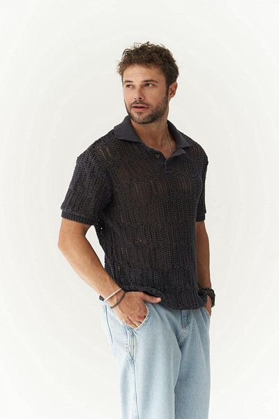 BOHEMAİ Leonard Herren-T-Shirt aus geräuchertem Strick mit Knopfdetail