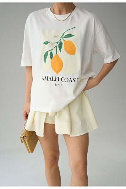 FEMMESTUDIO تيشيرت نسائي مطبوع برقبة دائرية من إكرو على ساحل أمالفي