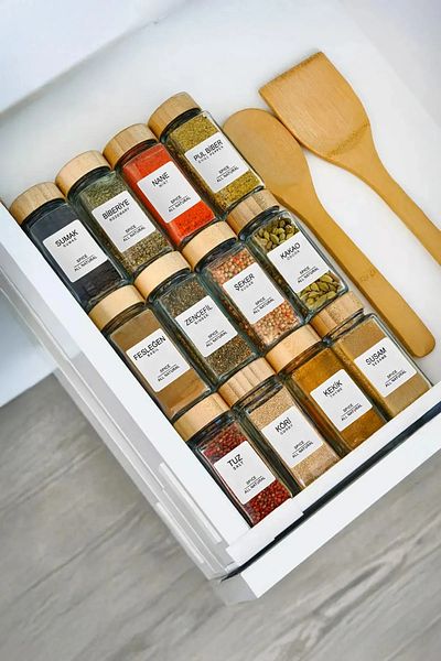 ZURİ DESİGN Set of 12 Square Glass Spice Jars with Bamboo Lids - Set of 12 Spice Jars