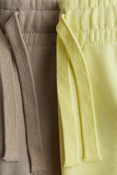 H&M قطعتان من السراويل القصيرة ذات السترة الرياضية