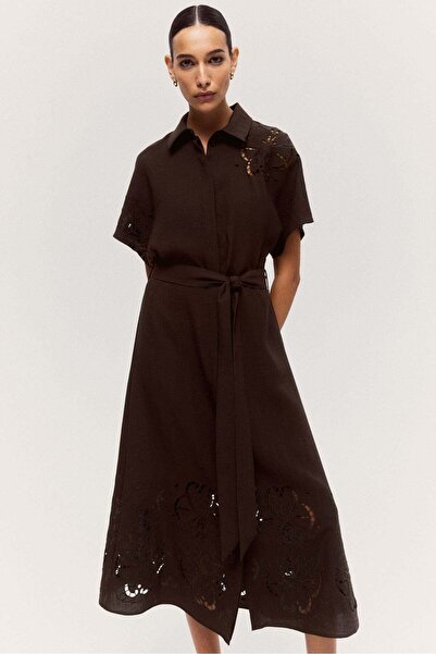 H&M فستان قميص مطرز باللغة الإنجليزية