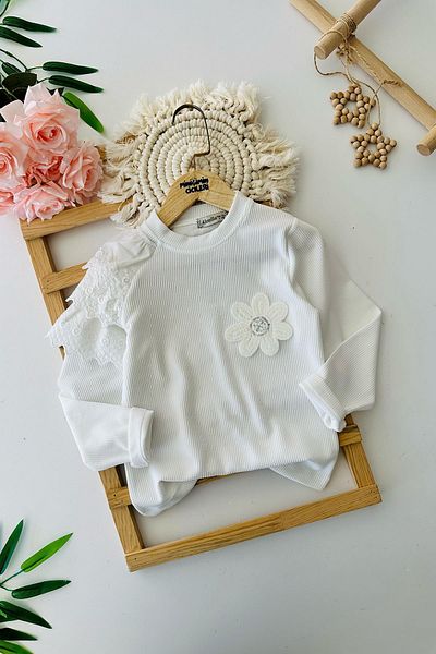 Minigimin Cicileri Пуловер за момиче на My Little One's Cicileri с камъчета маргаритки и детайлни ръкави с волани - бял