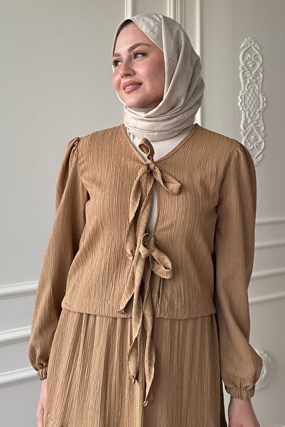 InStyle طقم كريب الجمل مع تنورة بتفاصيل دانتيل وشريط