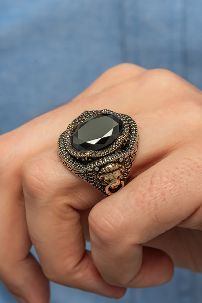 ALYANSEVİM Aslan Kapı Tokmak Modeli Siyah Taşlı 925 Gümüş Yüzük