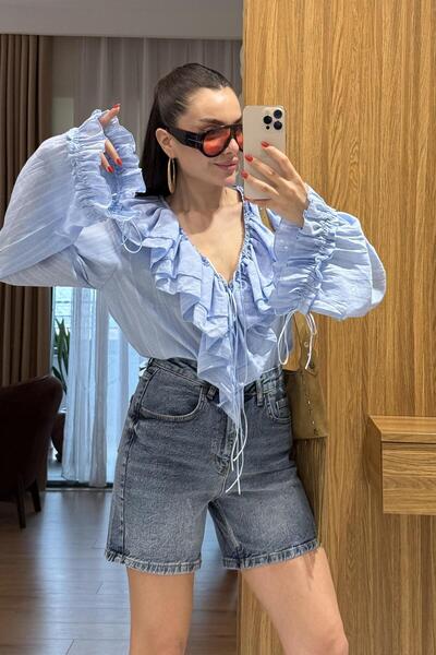 Gizem Ecemiş Πουκάμισο Giav με μπλε βολάν σχέδιο