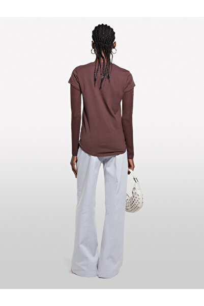 Sisley Γυναικείο μπλουζάκι σε σκούρο καφέ 100% βαμβάκι με τύπωμα με λαιμόκοψη και κανονική εφαρμογή