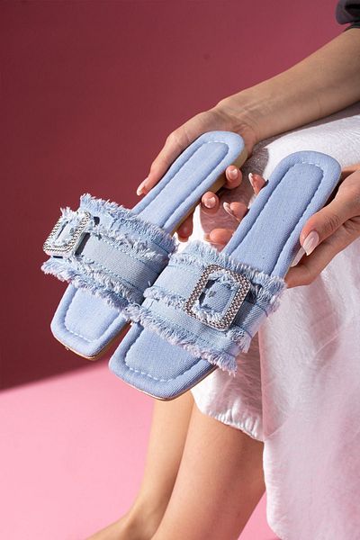 FUGA MODA Papuci Clara din denim albastru deschis cu o singură curea cu cataramă argintie