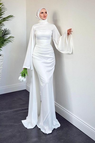 MERVEN AKYÜZ Βραδινό φόρεμα Arabella Cape Satin Fish Λευκό
