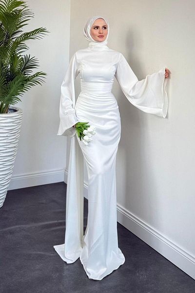 MERVEN AKYÜZ Βραδινό φόρεμα Arabella Cape Satin Fish Λευκό