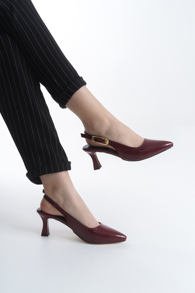 Modern Ayak حذاء نسائي بكعب مدبب من الجلد الأسود اللامع مع مشبك كبير