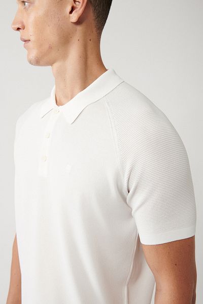 Avva Herren-T-Shirt aus Rayon-Strick mit Ecru-Ärmeln und Strickdetail A32y5018