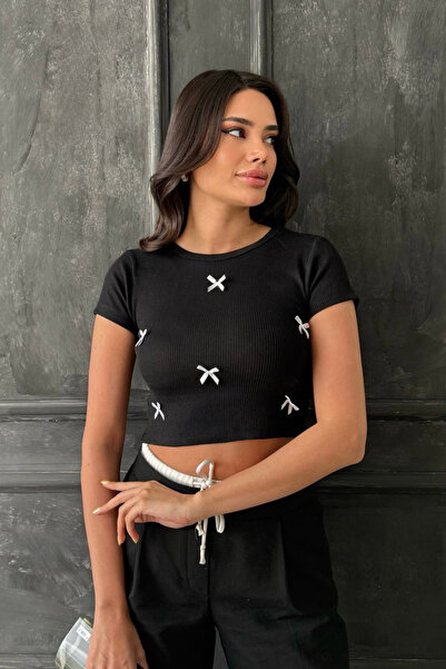 oshebu Μαύρο – Κοντομάνικο μπλουζάκι με λεπτομέρεια κορδέλας και λαιμόκοψη