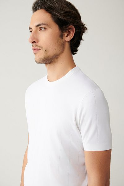 Avva Ecrufarbenes, durchbrochenes Strick-T-Shirt mit Rundhalsausschnitt für Herren A41y5058