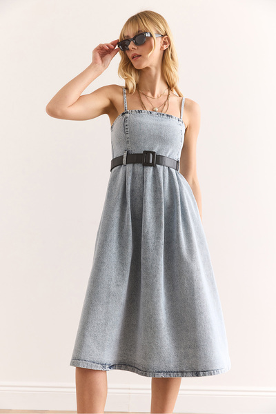 Olalook Kadın Mavi Askılı Kemerli Midi Kloş Denim Elbise ELB-19002407