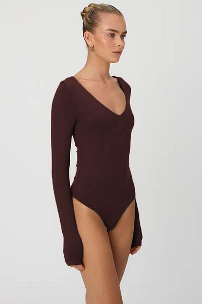 Madmext Modell MG2132 - Flexibler Bodysuit mit V-Ausschnitt und langen Ärmeln in Braun