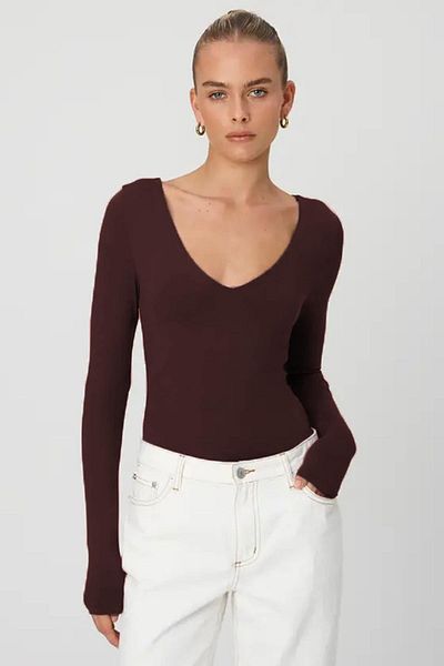 Madmext Modell MG2132 - Flexibler Bodysuit mit V-Ausschnitt und langen Ärmeln in Braun