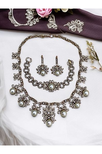 FAYRA ACCESSORIES مجموعة أقراط وسوار بتصميم على شكل سرطان البحر من حجر الكريستال مع اللؤلؤ