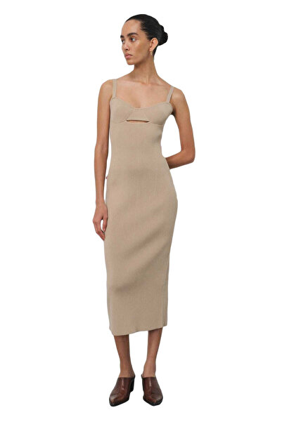 Mısırlı Бежеве трикотажне плаття на бретельках