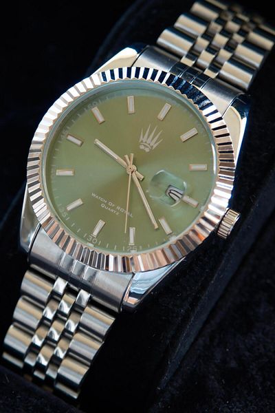 WATCHOFROYAL Crest Line Silver Green Wristwatch