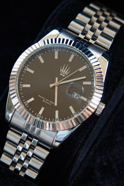 WATCHOFROYAL Crest Line Silver Black Wrist Watch