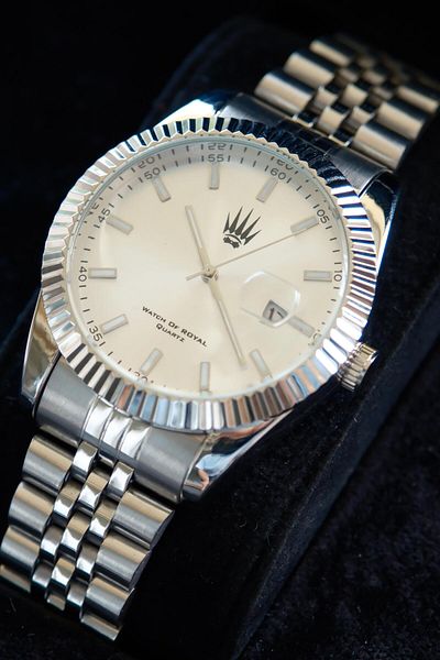 WATCHOFROYAL Crest Line Silver White Wristwatch