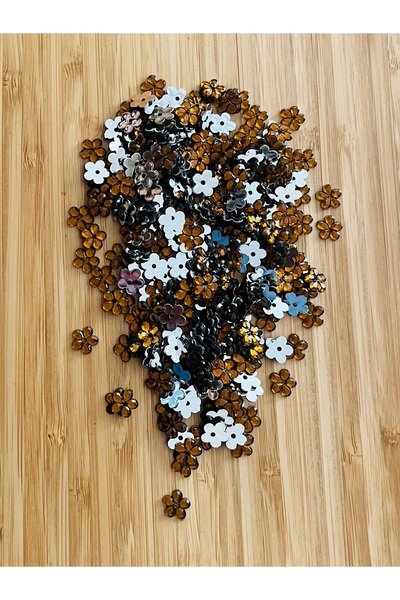 Öztürk Бродирани пайети с маргаритки. Очаквани 230 броя в опаковка. Цвят: Све...